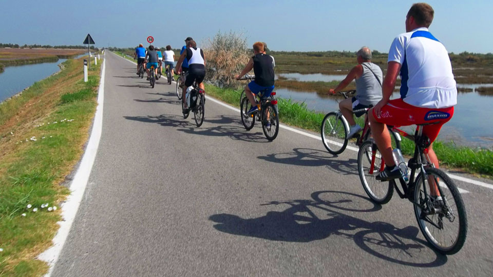 andare in bicicletta nel campeggio esperidi