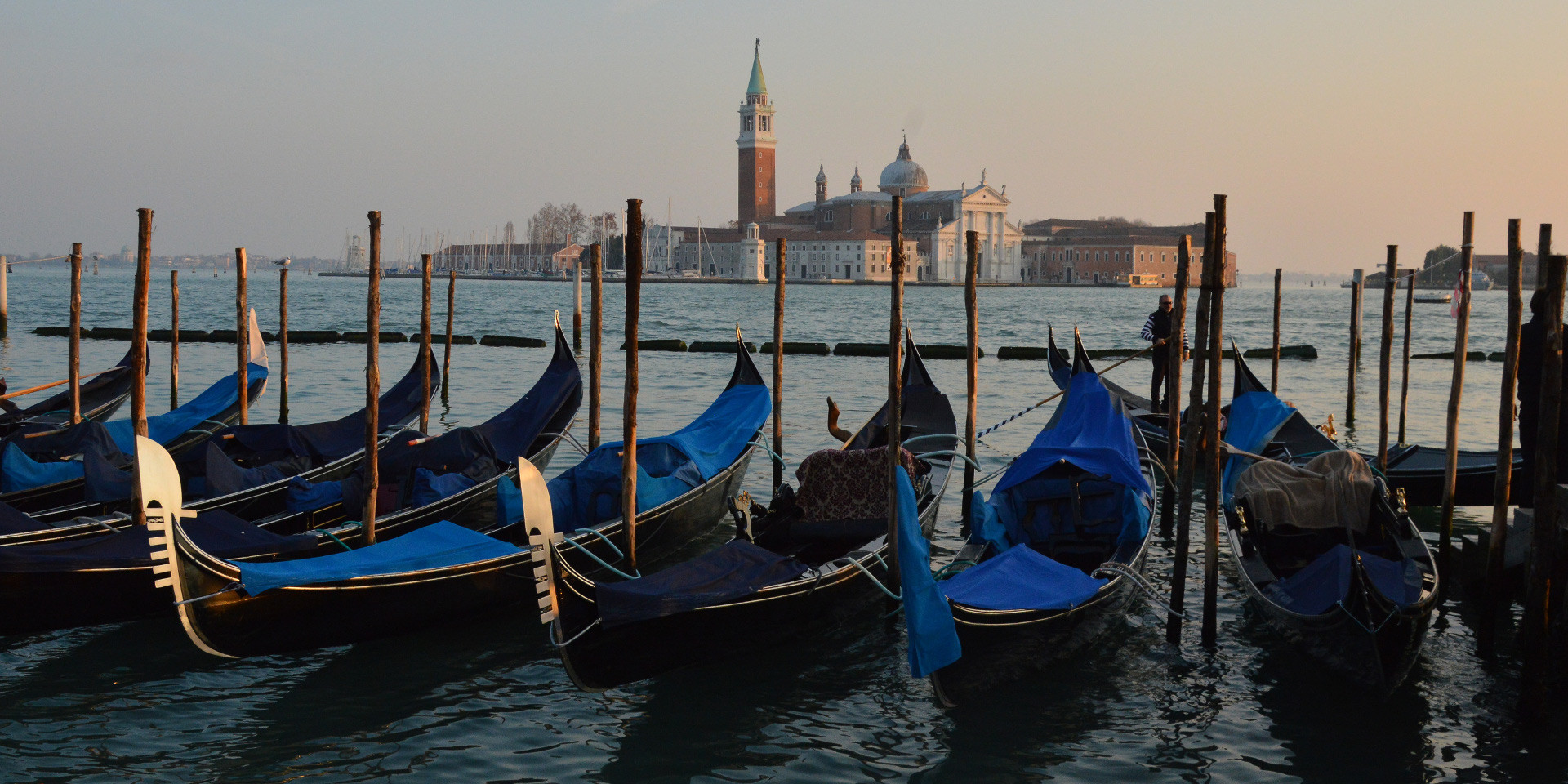 Piazza San Marco, Murano, Burano und Torcello: die bezaubernden Ziele zwischen Venedig und seinen Inseln. Piazza San Marco, Murano, Burano und Torcello: die bezaubernden Ziele zwischen Venedig und seinen Inseln.