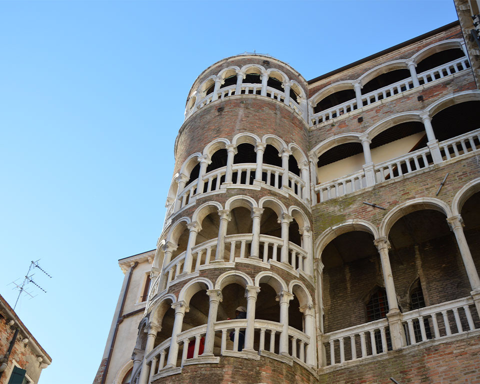 Cosa vedere e come raggiungere Venezia da Camping Venezia - Scala del Bovolo