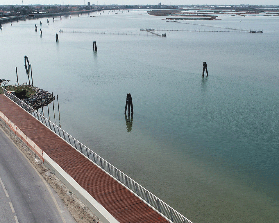 vista-aerea-di-via-pordelio-e-pista-ciclabile-a-sbalzo-sulla-laguna.gif