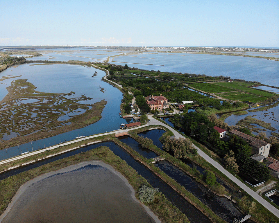 laguna-di-venezia-piste-ciclabili-in-mezzo-alla-laguna.gif