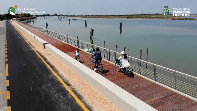 Der längste freitragende über dem Wasser schwebende Radweg in Europa 