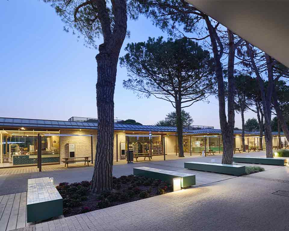 Marina-Di-Venezia-Camping-Village-il-campeggio-più-grande-d'Italia-negozi-e-servizi.jpg