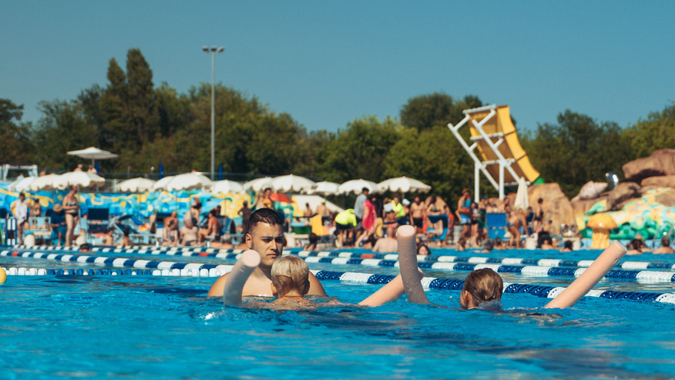Schwimmunterricht im Schwimmbad